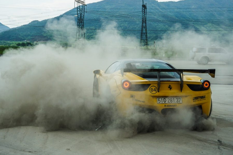 Chiếc xe cũng thường xuyên có mặt trên đường phố, trái với suy nghĩ của nhiều người khi lần đầu thấy xe với gói độ này. Xe cũng sở hữu khá nhiều màu sắc kể từ khi độ, như bộ decal xám theo phong cách chiến đâu cơ Zero, màu xanh dương, đen – xanh lá, đen mờ hay mới nhất là màu sơn đỏ truyền thống của Ferrari cùng bộ mâm màu đồng.