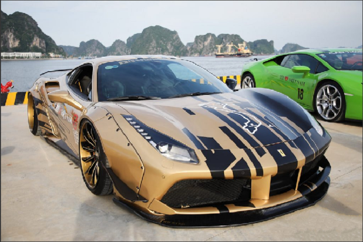 Khi mới hoàn thành, chiếc xe chỉ được thêm thắt một số chi tiết màu vàng tạo điểm nhấn nhưng vô cùng tinh tế. Sau đó không lâu xe được thay bộ áo vàng – đen và góp mặt trong hành trình Car Passion vào tháng 6 vừa qua. Tuy không xuất hiện nhiều như đàn anh Ferrari 458 Italia Liberty Walk, tuy nhiên chiếc xe này vẫn tạo cho mình một điểm nhấn với những bộ decal vô cùng ấn tượng mỗi khi xuống phố.