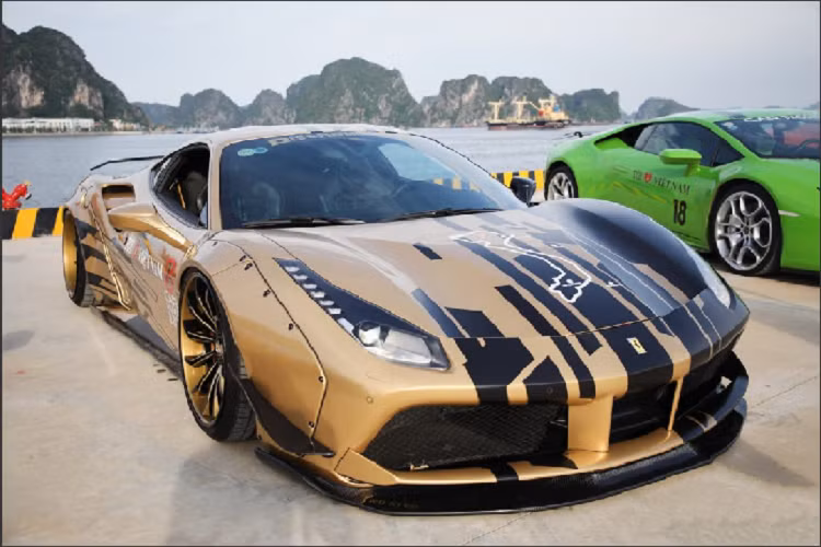 Khi mới hoàn thành, chiếc xe chỉ được thêm thắt một số chi tiết màu vàng tạo điểm nhấn nhưng vô cùng tinh tế. Sau đó không lâu xe được thay bộ áo vàng – đen và góp mặt trong hành trình Car Passion vào tháng 6 vừa qua. Tuy không xuất hiện nhiều như đàn anh Ferrari 458 Italia Liberty Walk, tuy nhiên chiếc xe này vẫn tạo cho mình một điểm nhấn với những bộ decal vô cùng ấn tượng mỗi khi xuống phố.