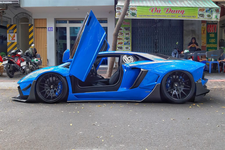 Đây cũng là một chiếc siêu xe không mấy xa lạ với người mê xe khắp cả nước khi được chủ nhân sử dụng thường xuyên và cũng hay có mặt tại các cuộc hành trình lớn nhỏ. Xe cũng được đổi màu với màu đầu tiên là xám crom mờ, màu nhũ và mới đây nhất là màu crom xanh ngọc vô cùng bắt mắt.
