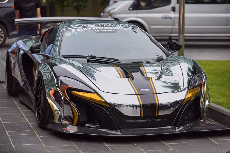 Mclaren 650S Spider - Cuối cùng nhưng không kém phần quan trọng đó là chiếc Mclaren 650S Spider của một doanh nhân tại Hà Nội. Chiếc xe được thực hiện trong lần thứ ba các chuyên gia Nhật Bản đến nước ta. Với khả năng mở mui của một chiếc Spider, xe trở nên nổi bật và khác biệt so với ba chiếc siêu xe mui cứng (coupe) phía trên.