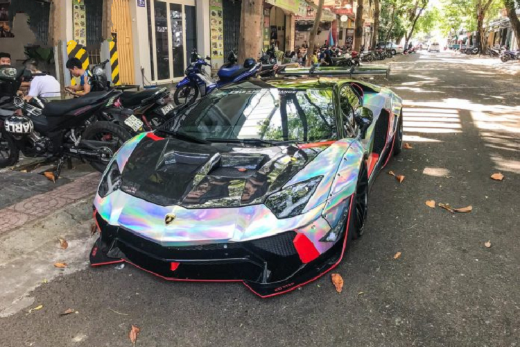 Lamborghini Aventador LP700-4 - Được thực hiện song song với chiếc Ferrari 488 GTB phía trên chính là siêu phẩm Aventador Liberty Walk Limited Edition với chỉ 50 bộ được bán ra trên toàn thết giới. Bộ của chiếc Aventador tại Việt Nam có số thứ tự 02/50. Trên bản độ này, Liberty đã thay thế một số chi tiết từ gói độ trước như cánh gió được đặt trên đuôi xe cùng bộ khuếch tán phía sau “hoành tráng” hơn