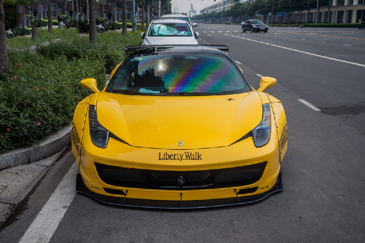  Ferrari 458 Itali là mẫu xe đi đầu trong việc mang phong trào độ Liberty Walk về với Việt Nam. Chiếc Ferrari 458 Italia màu vàng này được hoàn thiện vào giữa năm 2017 và được đội ngũ chuyên nghiệp của Liberty Walk sang tận nơi để thực hiện, trong đó có cả CEO Kato Wataru, người sáng lập nên hãng độ này. 