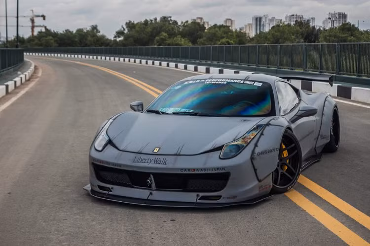 Liberty Walk là một hãng độ xe nổi tiếng đến từ Nhật Bản. Những bản độ siêu xe của hãng này đặc trưng với phần thân xe được làm rộng ở các vòm bánh xe cũng như phuộc hạ sát khiến chiếc xe như nằm trên mặt đường. Để thực hiện việc độ thân rộng kết hợp cùng hạ gầm sát đất với bộ phuộc khí nén, các thợ độ lành nghề phải cắt bỏ một phần thân xe.