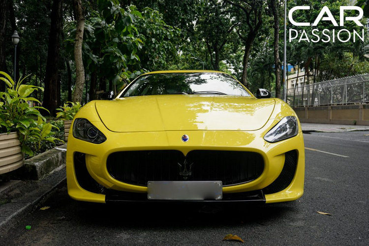 Xuất hiện trên con phố Alexandre de Rhodes vào buổi sáng cuối tuần, chiếc xe Maserati GranTurismo độ màu vàng nổi bật như một thỏi nam châm hút vào những ánh mắt trầm trồ của mọi người xung quanh, có lẽ ai cũng đang tấm tắc dành những lời khen cho lớp “áo” vô cùng nổi bật này cũng như những đường nét thiết kế vô cùng đẹp mắt đến từ Maserati.