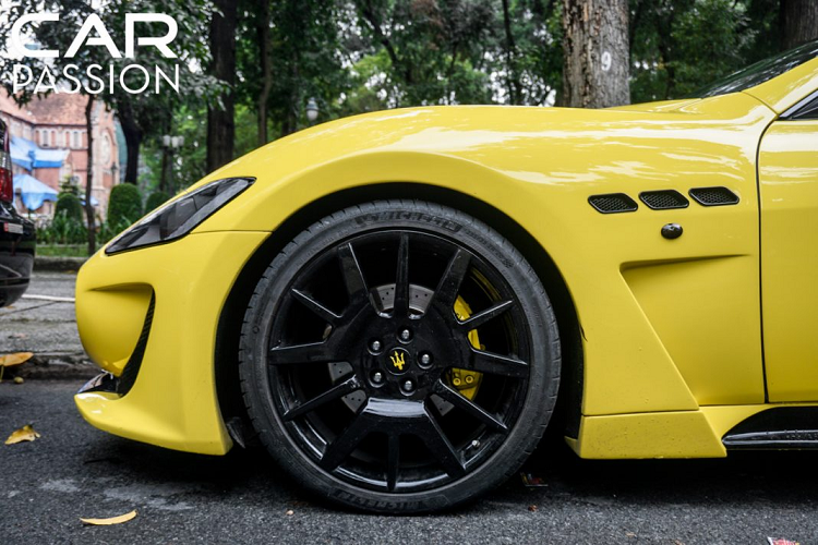 Chưa dừng lại ở đó, gói nâng cấp của phiên bản McStradale còn bổ sung thêm cho thân xe một líp gió hông được sơn đen bóng giúp tăng tính ổn định cho thân xe khi vận hành ở tốc độ cao, cuối cùng là một khe gió với thiết kế như một mũi tên lao vun vút được đặt ngay sau vòm bánh trước.