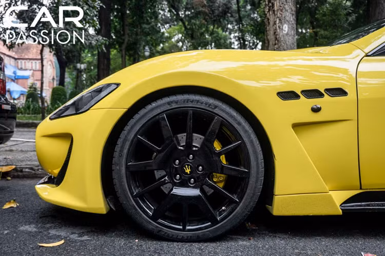 Chưa dừng lại ở đó, gói nâng cấp của phiên bản McStradale còn bổ sung thêm cho thân xe một líp gió hông được sơn đen bóng giúp tăng tính ổn định cho thân xe khi vận hành ở tốc độ cao, cuối cùng là một khe gió với thiết kế như một mũi tên lao vun vút được đặt ngay sau vòm bánh trước.