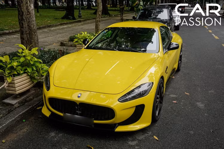 Mẫu xe sang Maserati GranTurismo từng là một trong những mẫu xe thể thao nổi bật được nhập về thị trường Việt Nam đầu tiên và sở hữu giá bán lên đến nhiều tỉ đồng, không chỉ riêng GranTurismo mà “người đàn anh” Quattroporte cũng nhận được rất nhiều sự quan tâm của giới yêu xe trong nước thời điểm bấy giờ.