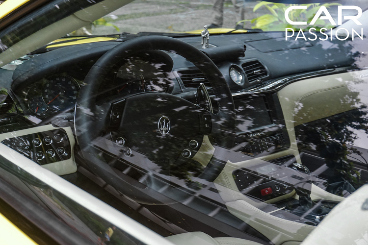 Nội thất được bọc da cao cấp với gam màu trắng đầy tinh tế, một nhược điểm trên Maserati GranTurismo đó là mặc dù được tích hợp lẫy chuyển số trên vô lăng nhưng chi tiết này lại được gắn trên trụ lái khiến việc sang số gặp đôi chút khó khăn khi đang xoay vô lăng. Một điểm cần cải thiện khác trên GranTurismo là tay lái được đánh giá khá “nặng” cho dù xe đang di chuyển nhanh hay chậm, không mang lại cho người lái cảm giác tốt về mặt đường cũng như độ bám đường của lốp xe.