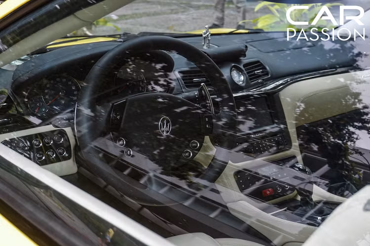 Nội thất được bọc da cao cấp với gam màu trắng đầy tinh tế, một nhược điểm trên Maserati GranTurismo đó là mặc dù được tích hợp lẫy chuyển số trên vô lăng nhưng chi tiết này lại được gắn trên trụ lái khiến việc sang số gặp đôi chút khó khăn khi đang xoay vô lăng. Một điểm cần cải thiện khác trên GranTurismo là tay lái được đánh giá khá “nặng” cho dù xe đang di chuyển nhanh hay chậm, không mang lại cho người lái cảm giác tốt về mặt đường cũng như độ bám đường của lốp xe.