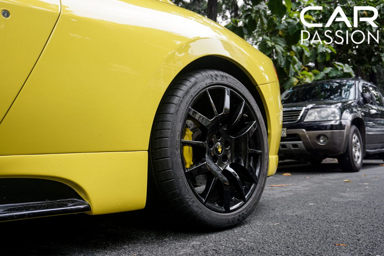 Bộ mâm đa chấu nguyên bản được sơn đen bóng mạnh mẽ, bên trong là hệ thống phanh đĩa hiệu suất cao với cùm phanh được sơn vàng đồng màu với ngoại thất xe.