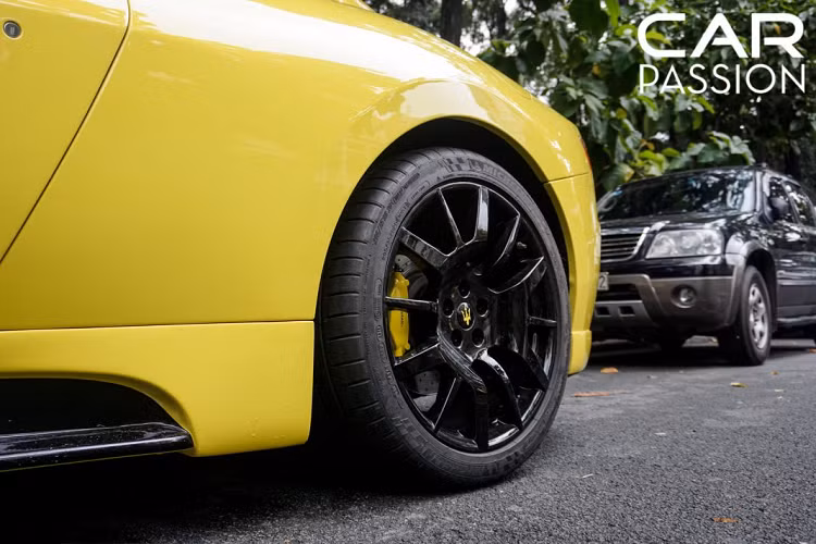 Bộ mâm đa chấu nguyên bản được sơn đen bóng mạnh mẽ, bên trong là hệ thống phanh đĩa hiệu suất cao với cùm phanh được sơn vàng đồng màu với ngoại thất xe.