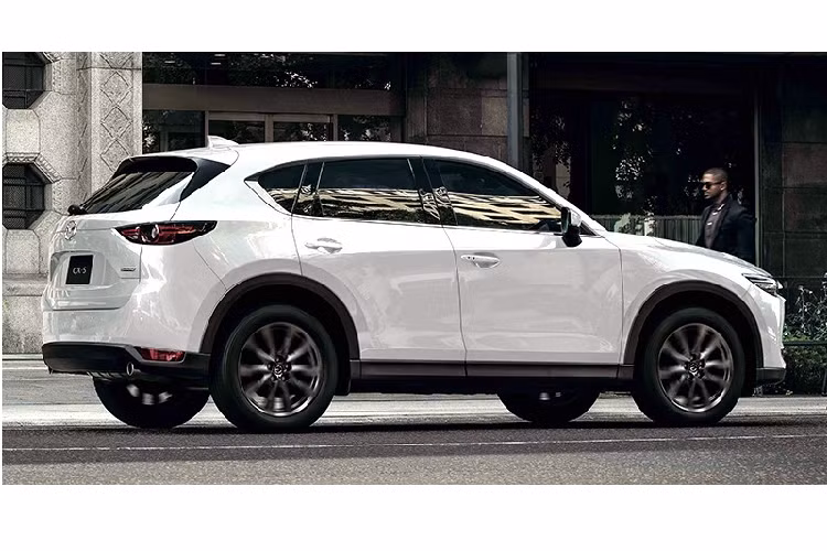 Tại thị trường Thái Lan, mẫu crossover cỡ C này có tổng cộng 3 tùy chọn động cơ. Đầu tiên là động cơ xăng SkyActiv-G 4 xi-lanh, dung tích 2.0 lít với công suất tối đa 165 mã lực tại tua máy 6.000 vòng/phút và mô-men xoắn cực đại 210 Nm tại tua máy 4.000 vòng/phút. Động cơ đồng hành với hộp số tự động 6 cấp và hệ dẫn động cầu trước.