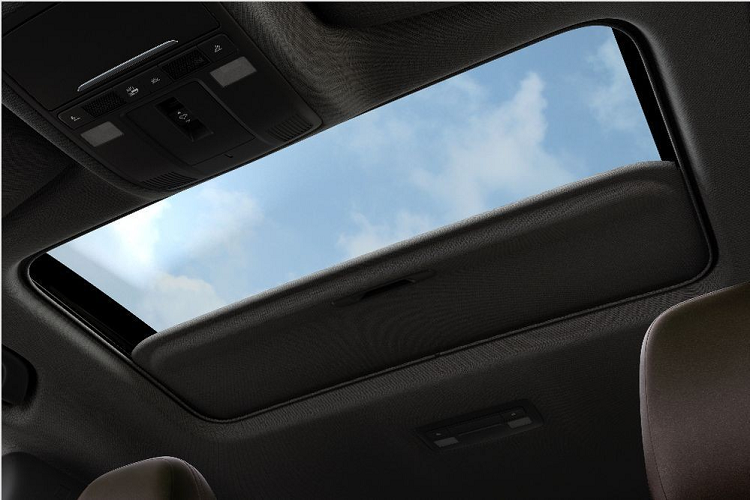 Nội thất của Mazda CX-5 2019 tại Thái Lan được bao phủ bằng tông màu tối thanh lịch. Bên cạnh đó là những chi tiết ốp gỗ hoặc mạ crôm trang trí làm điểm nhấn.