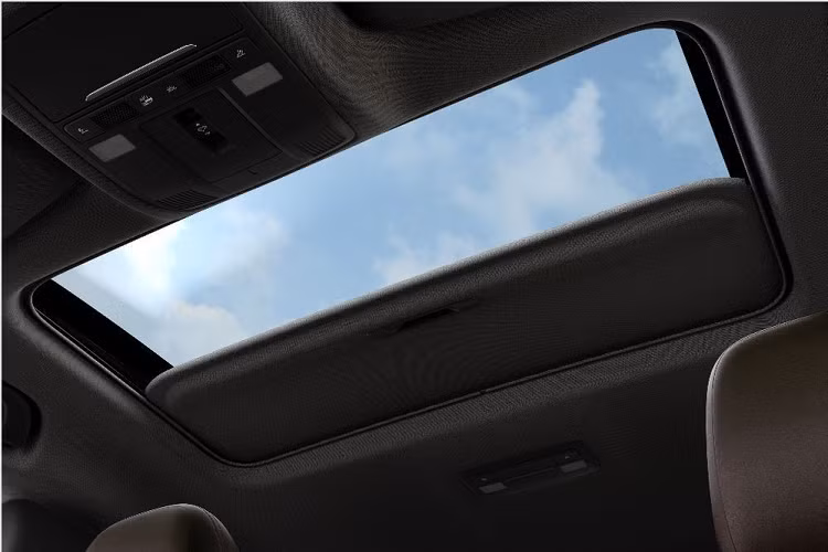 Nội thất của Mazda CX-5 2019 tại Thái Lan được bao phủ bằng tông màu tối thanh lịch. Bên cạnh đó là những chi tiết ốp gỗ hoặc mạ crôm trang trí làm điểm nhấn.