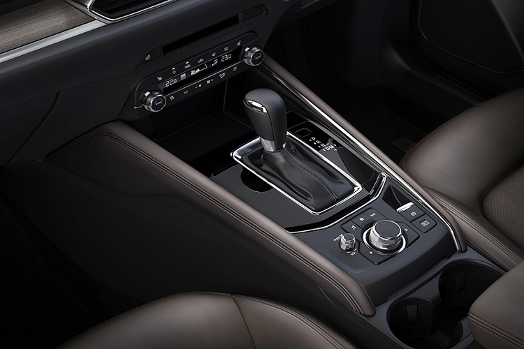 Trái ngược với động cơ, thiết kế ngoại thất của Mazda CX-5 2019 tại thị trường Thái Lan không có gì thay đổi. Xe có bộ vành hợp kim mới 19 inch ở bản cao cấp cùng 6 tùy chọn màu sơn ngoại thất là đỏ Soul Red Crystal, xám Machine Gray, trắng Snowflake White Pearl, xanh dương Deep Crystal Blue, đen Jet Black và bạc Sonic Silver.