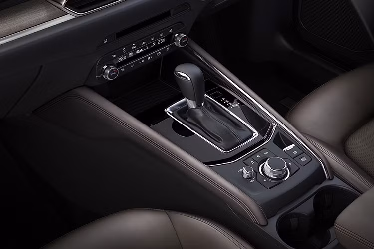 Trái ngược với động cơ, thiết kế ngoại thất của Mazda CX-5 2019 tại thị trường Thái Lan không có gì thay đổi. Xe có bộ vành hợp kim mới 19 inch ở bản cao cấp cùng 6 tùy chọn màu sơn ngoại thất là đỏ Soul Red Crystal, xám Machine Gray, trắng Snowflake White Pearl, xanh dương Deep Crystal Blue, đen Jet Black và bạc Sonic Silver.