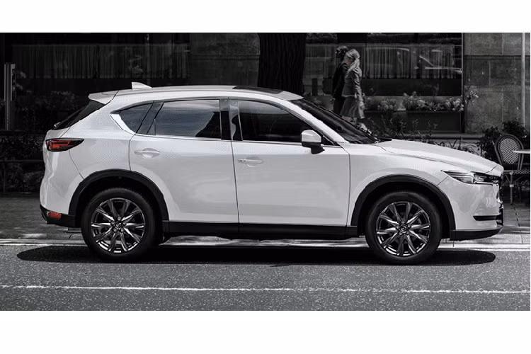 Về an toàn, Mazda CX-5 2019 tại Thái Lan được trang bị hệ thống i-Activsense với camera 360 độ và tính năng hỗ trợ dừng tự động. Cuối cùng là công nghệ điều hướng mô-men xoắn nâng cấp G-Vectoring Control Plus. Tại thị trường Thái Lan, Mazda CX-5 2019 có tổng cộng 6 bản trang bị với giá dao động 1,3 - 1,85 triệu Baht (khoảng 999 triệu đến 1,4 tỷ đồng).