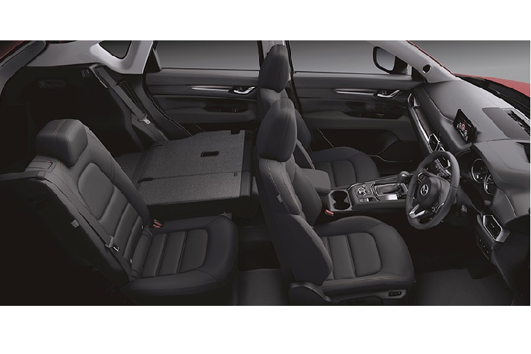 Bước vào bên trong Mazda CX-5 2019 tại Thái Lan, người dùng được chào đón bằng không gian nội thất mang triết lý thiết kế tối giản "Less is More". Triết lý thiết kế này tập trung vào sự đơn giản nhưng đẹp ở từng chi tiết. Từ phím chỉnh điều hòa, các nút điều khiển đến cụm điều khiển trung tâm, tất cả đều được cải tiến thiết kế sao cho tạo cảm giác cao cấp hơn.