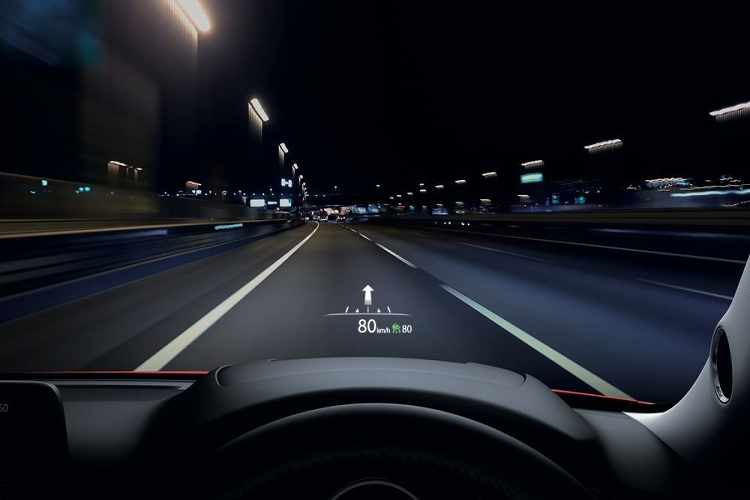 Một số trang bị nội thất đáng chú ý của Mazda CX-5 2019 tại Thái Lan bao gồm ghế bọc da Nappa thông khí, bảng đồng hồ kỹ thuật số với màn hình màu TFT LCD 7 inch, hệ thống thông tin giải trí Mazda Connect hỗ trợ Apple CarPlay/Android Auto và đi kèm màn hình cảm ứng 7 inch, màn hình hiển thị thông tin kính lái hay hệ thống âm thanh vòm Bose. Đó là còn chưa kể đến hệ thống đèn viền nội thất và cửa sổ trời chỉnh điện, tạo cảm giác sang trọng cho đối thủ của Honda CR-V.