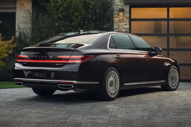 Vào năm 2017, Genesis G90 được bình chọn là “Xe sang của năm 2017” tại Ả-rập Saudi.