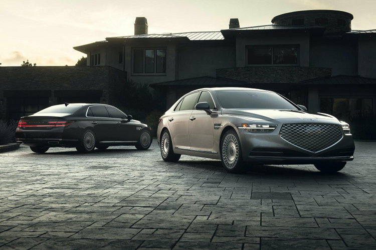 Đèn pha mới của xe sang Genesis G90 chắc chắn là một điểm nhấn thú vị mà bất kỳ ai cũng sẽ bị thu hút. Phía sau cụm đèn hậu G90 mới đã được tái thiết kế kéo dài, phong cách này làm em gợi nhớ đến những mẫu sedan hạng sang từ thương hiệu Lincoln (thương hiệu con của Ford; Mỹ).