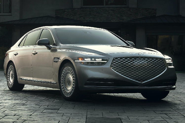 Phiên bản nâng cấp facelift giữa đời của Genesis G90 đã ra mắt từ cuối năm 2018 ở Hàn. Mẫu xe này cũng ra mắt tại Bắc Mỹ từ tháng 1/2019 ở Montreal Auto Show. Tuy nhiên, tới nay G90 mới chính thức mở bán tại Mỹ với model year là Genesis G90 2021 mới.