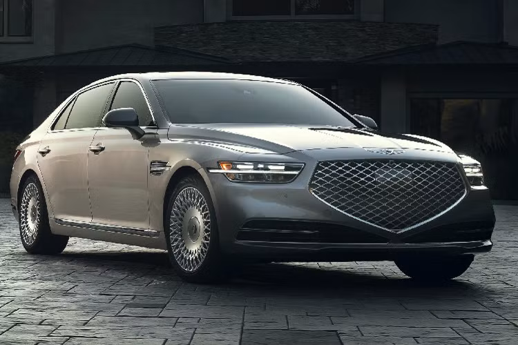 Phiên bản nâng cấp facelift giữa đời của Genesis G90 đã ra mắt từ cuối năm 2018 ở Hàn. Mẫu xe này cũng ra mắt tại Bắc Mỹ từ tháng 1/2019 ở Montreal Auto Show. Tuy nhiên, tới nay G90 mới chính thức mở bán tại Mỹ với model year là Genesis G90 2021 mới.