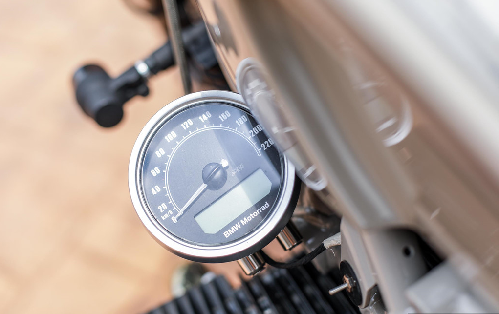 Cụm ghi đông của xe cũng được cắt ngắn, các công tắc điều khiển được thay thế bằng nút bấm và cụm công cụ đặt thấp bên trái động cơ Boxer.