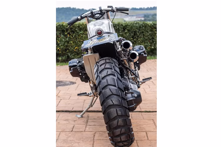 Trong khi đó, phần bánh xe được lấy từ mẫu BMW GS1200, lốp gai to bản Metzeler Karoo 3.