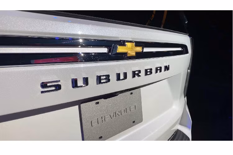 Bên cạnh động cơ dầu I6 3.0L tăng áp cho công suất tối đa 277 mã lực tại 3.750 v/p + 623Nm@1.500 v/p. Tất cả các phiên bản động cơ xăng &amp; dầu trên Suburban và Tahoe đều sử dụng kết hợp với hộp số tự động 10 cấp mới.