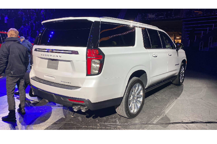 Người dùng có thể tự chủ động thêm 25mm khoảng sáng gầm khi đi off-road/ chạy tốc độ thấp ở chế độ 2 cầu nhanh và chậm (4WD HI/ 4WD LO), hay hạ hệ thống treo 51 mm để thuận tiện ra/vào xe (khi đang đỗ)