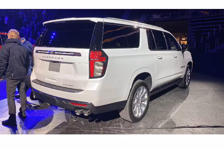 Người dùng có thể tự chủ động thêm 25mm khoảng sáng gầm khi đi off-road/ chạy tốc độ thấp ở chế độ 2 cầu nhanh và chậm (4WD HI/ 4WD LO), hay hạ hệ thống treo 51 mm để thuận tiện ra/vào xe (khi đang đỗ)