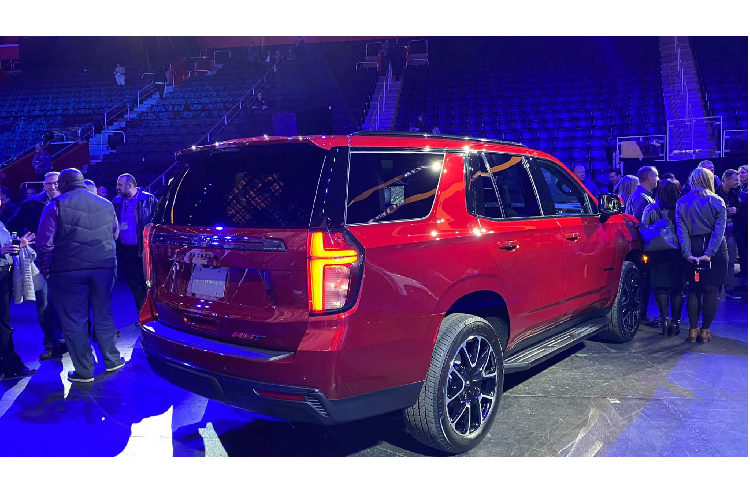 Chevy cung cấp tổng cộng 03 động cơ cho Suburban và Tahoe bao gồm hai phiên bản động cơ xăng V8 bao gồm: 5.3L cho công suất tối đa 355 mã lực tại 5.600 v/p và mô-men xoắn cực đại 519Nm từ 4.100 v/p, phiên bản mạnh hơn có dung tích 6.2L 420 mã lực tại 5.600 v/p + 623Nm@4.100 v/p. Cả hai động cơ xăng đều được tích hệ công nghệ Start/Stop &amp; hệ thống quản lý nhiên liệu hệ thống quản lý nhiên liệu Dynamic Fuel Management và tính năng tạm ngắt một số xy-lanh khi không cần thiết.