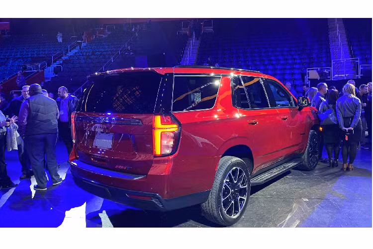 Chevy cung cấp tổng cộng 03 động cơ cho Suburban và Tahoe bao gồm hai phiên bản động cơ xăng V8 bao gồm: 5.3L cho công suất tối đa 355 mã lực tại 5.600 v/p và mô-men xoắn cực đại 519Nm từ 4.100 v/p, phiên bản mạnh hơn có dung tích 6.2L 420 mã lực tại 5.600 v/p + 623Nm@4.100 v/p. Cả hai động cơ xăng đều được tích hệ công nghệ Start/Stop &amp; hệ thống quản lý nhiên liệu hệ thống quản lý nhiên liệu Dynamic Fuel Management và tính năng tạm ngắt một số xy-lanh khi không cần thiết.