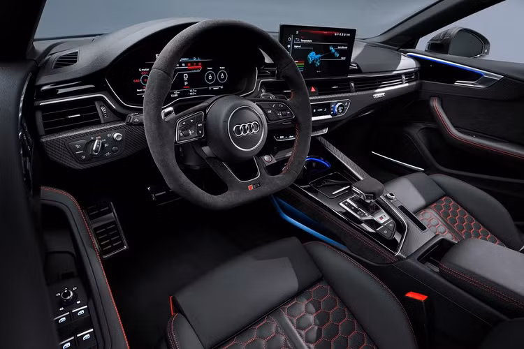 Về màu sắc, Audi RS5 có 3 tùy chọn màu sơn là Đen, Xanh Turbo và Đỏ Tango. Mâm xe xuất hiện với kích thước 19 hoặc 20-inch cùng 2 lựa chọn màu là đen bóng hoặc đồng.