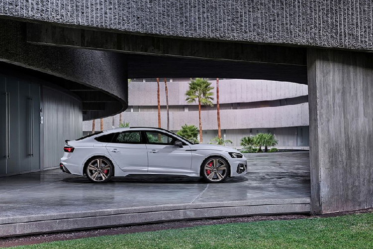 Đi cùng với đó là các khe hút gió hình lục giác, các đường gân chạy dọc thân xe và cụm khuếch tán phía sau vuông vức.