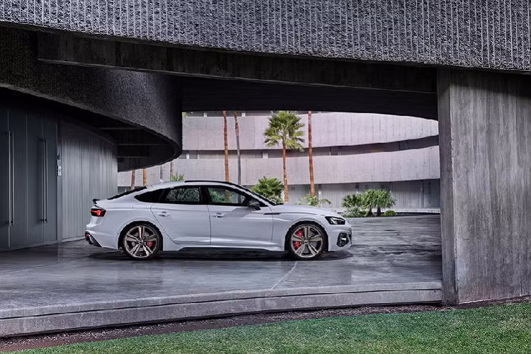 Đi cùng với đó là các khe hút gió hình lục giác, các đường gân chạy dọc thân xe và cụm khuếch tán phía sau vuông vức.