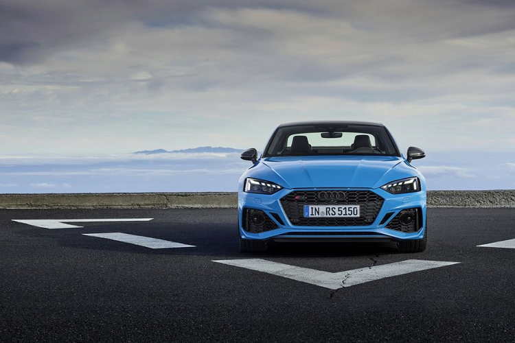 Trang bị này phối hợp ăn ý cùng cụm đèn pha LED ma trận tối màu và trở thành hai điểm nhấn nổi bật hẳn RS5 so với những model A5 thông thường. 