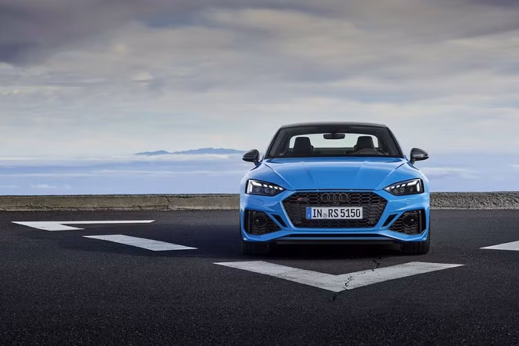 Trang bị này phối hợp ăn ý cùng cụm đèn pha LED ma trận tối màu và trở thành hai điểm nhấn nổi bật hẳn RS5 so với những model A5 thông thường. 