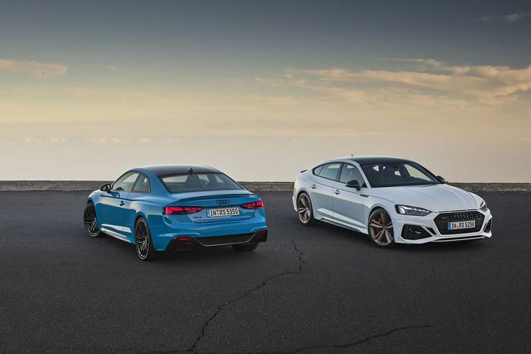 Bắt đầu với vẻ bề ngoài, ngoại thất của cả 2 phiên bản Audi RS5 2020 mới sở hữu một tấm lưới tản nhiệt liền khối Singleframe rộng và phẳng hơn, thừa hưởng từ hai người anh em RS6 và RS7. Trong khi đó, cách bố trí tinh tế của các khe gió tạo một liên tưởng thú vị trở lại một biểu tưởng Audi Sport quattro của những năm 1980.