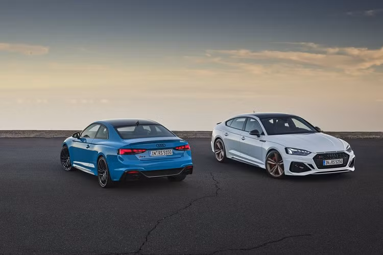 Bắt đầu với vẻ bề ngoài, ngoại thất của cả 2 phiên bản Audi RS5 2020 mới sở hữu một tấm lưới tản nhiệt liền khối Singleframe rộng và phẳng hơn, thừa hưởng từ hai người anh em RS6 và RS7. Trong khi đó, cách bố trí tinh tế của các khe gió tạo một liên tưởng thú vị trở lại một biểu tưởng Audi Sport quattro của những năm 1980.