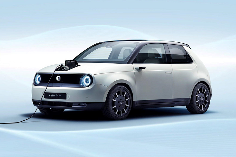 Nhà sản xuất ôtô Nhật Bản Honda sẽ mang một phiên bản sản xuất của chiếc xe điện Honda e đến Frankfurt. Đây là một mẫu xe điện có kích thước nhỏ, phù hợp chạy trong trong đô thị với một khối pin 36 kWh, có thể di chuyển khoảng 200 km khi đầy pin.