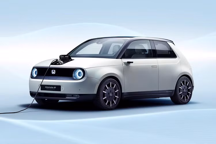 Nhà sản xuất ôtô Nhật Bản Honda sẽ mang một phiên bản sản xuất của chiếc xe điện Honda e đến Frankfurt. Đây là một mẫu xe điện có kích thước nhỏ, phù hợp chạy trong trong đô thị với một khối pin 36 kWh, có thể di chuyển khoảng 200 km khi đầy pin.