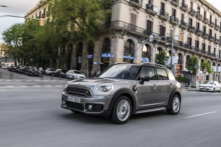 Cooper SE là mẫu xe điện của Mini sử dụng nền tảng và nội thất của BMW i3. Xe sử dụng khối pin 32,6 kWh giúp nó có thể di chuyển khoảng 250 km/h sau mỗi lần sạc đầy pin.