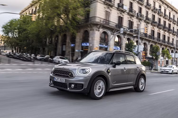 Cooper SE là mẫu xe điện của Mini sử dụng nền tảng và nội thất của BMW i3. Xe sử dụng khối pin 32,6 kWh giúp nó có thể di chuyển khoảng 250 km/h sau mỗi lần sạc đầy pin.