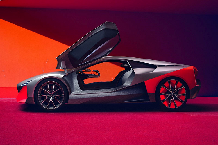 Mẫu concept M Next mang màu sơn cam xám bắt mắt được BMW thiết kế với sự kết hợp giữa M1 cổ điển và i8. Được trang bị động cơ 4 xy-lanh, M Next được xem như sự thay thế cho i8 với công suất cực đại 592 mã lực.