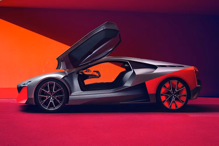 Mẫu concept M Next mang màu sơn cam xám bắt mắt được BMW thiết kế với sự kết hợp giữa M1 cổ điển và i8. Được trang bị động cơ 4 xy-lanh, M Next được xem như sự thay thế cho i8 với công suất cực đại 592 mã lực.