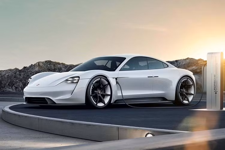 Taycan là mẫu xe chạy hoàn toàn bằng điện đầu tiên của Porsche, đã nhận được 30.000 đơn đặt hàng. Công suất của Taycan là 600 mã lực, dẫn động 4 bánh và có khả năng tăng tốc từ 0-100 km/h chỉ trong 3,5 giây. Chiếc xe có thể di chuyển khoảng 500 km mỗi lần được sạc đầy.