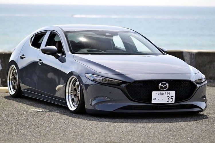 Trong số đó, chiếc hatchback Mazda3 hạ gầm mang tới một luồng gió tươi trẻ nhất. Ngoài nội thất không thua kém gì những mẫu xế sang, nhà độ Zoom Zoom còn mang tới một vẻ bề ngoại ấn tượng tới "phi thường".